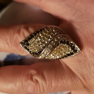 Elegant Gold and Black Women's Ring